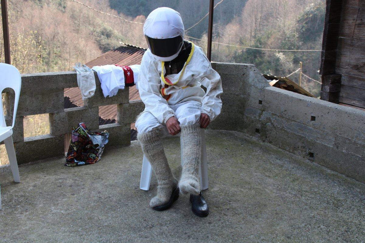 Rize’de 4 genç, kendilerini astronota benzeterek kısa videolar çekiyor