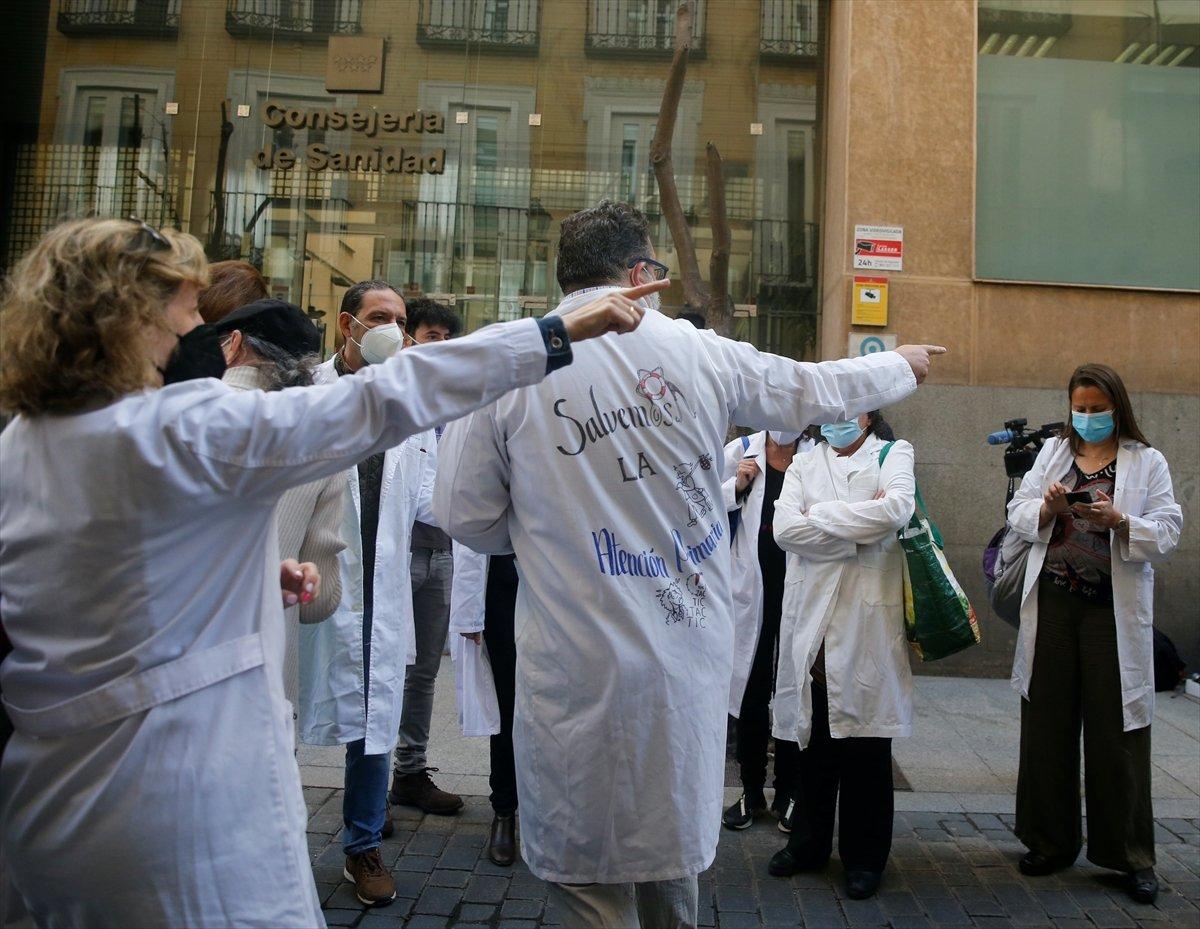 İspanya'da doktorlar son 1 yılda 15'inci kez eylem yaptı