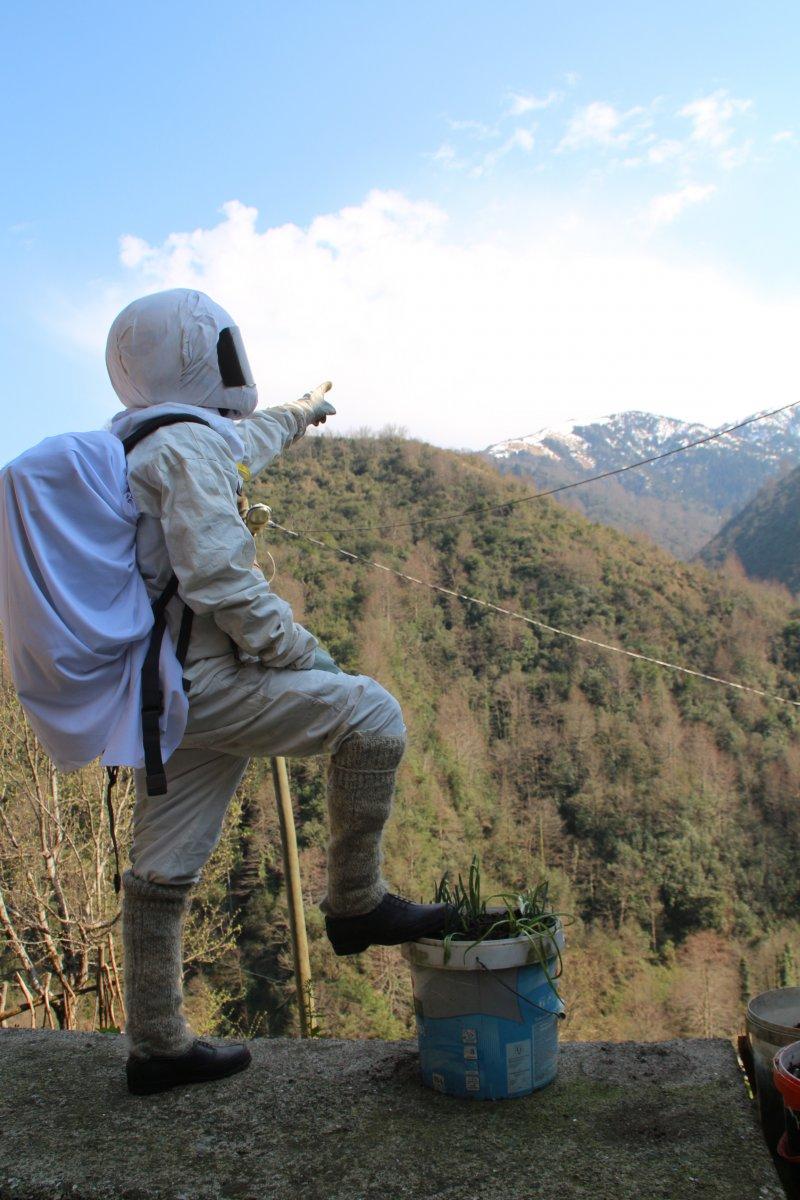 Rize’de 4 genç, kendilerini astronota benzeterek kısa videolar çekiyor