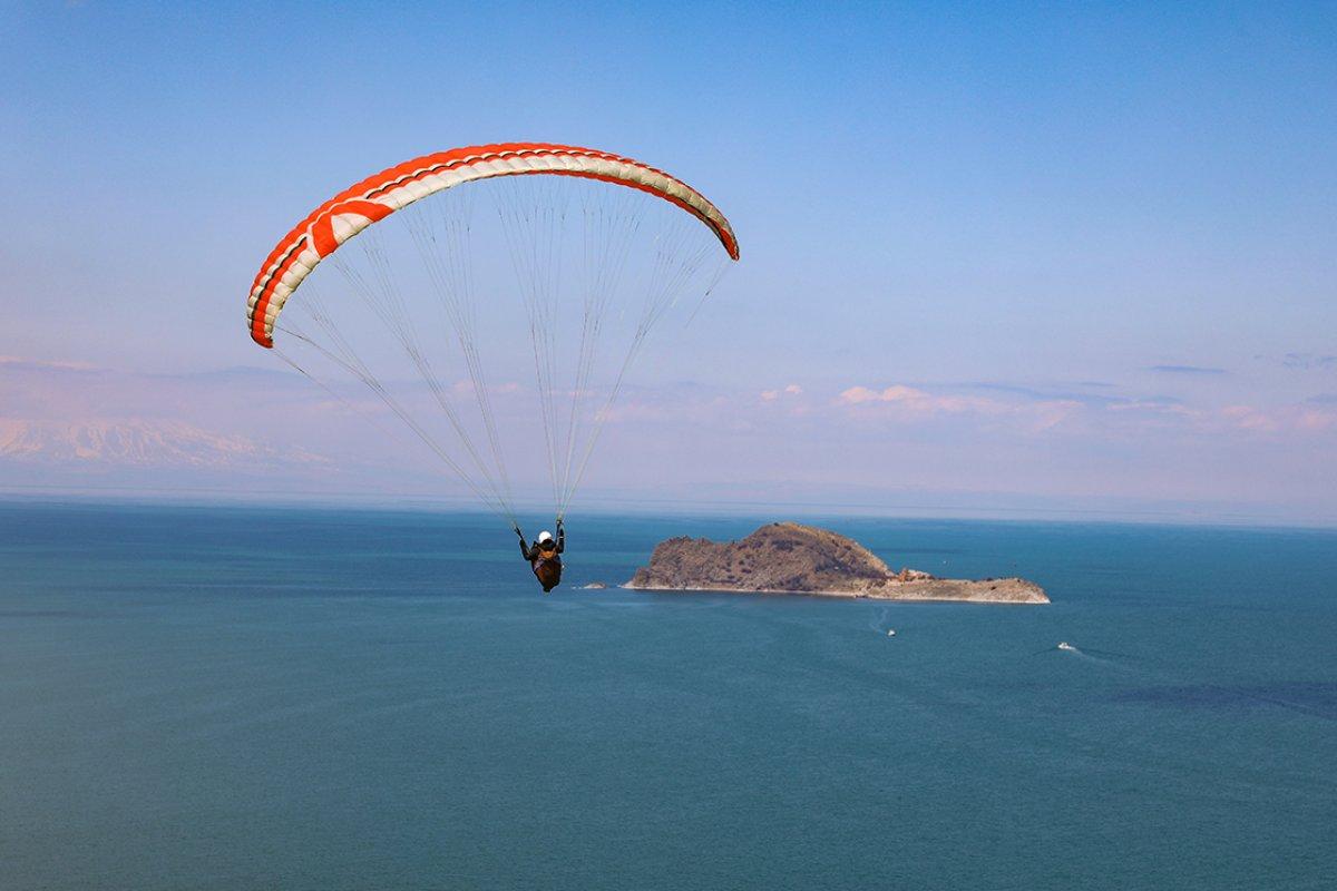 Van Gölü koyları, yamaç paraşütü tutkunlarının yeni gözdesi oldu