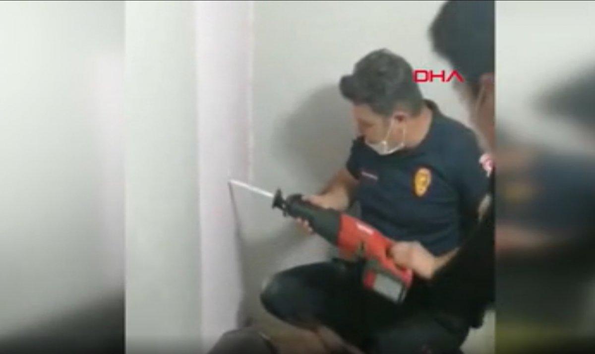 İzmit’te bina boşluğuna düşen kediyi duvarı delerek kurtardılar