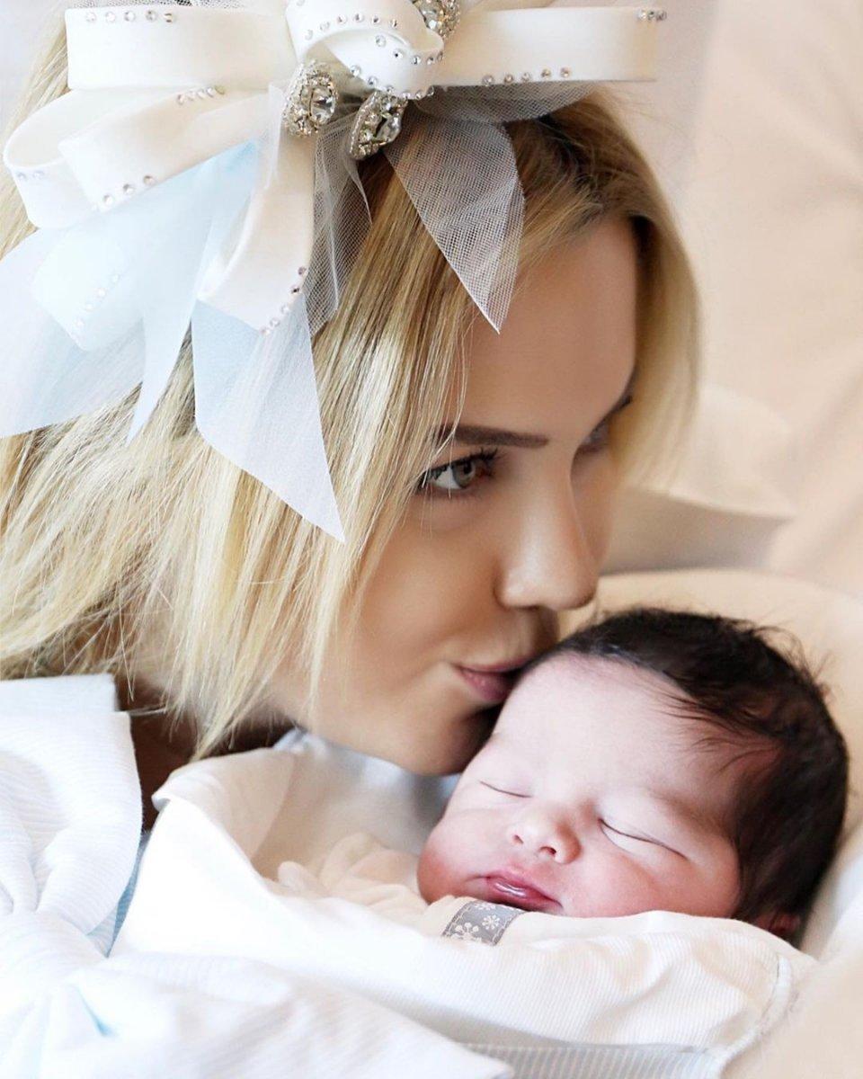 Ece Erken oğlunun doğum gününü kutladı