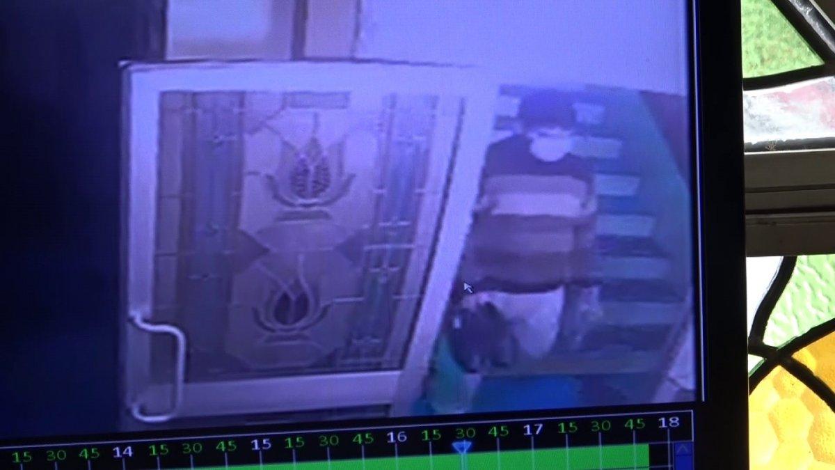 Samsun'da camiden ayakkabı çalan hırsızın o anları