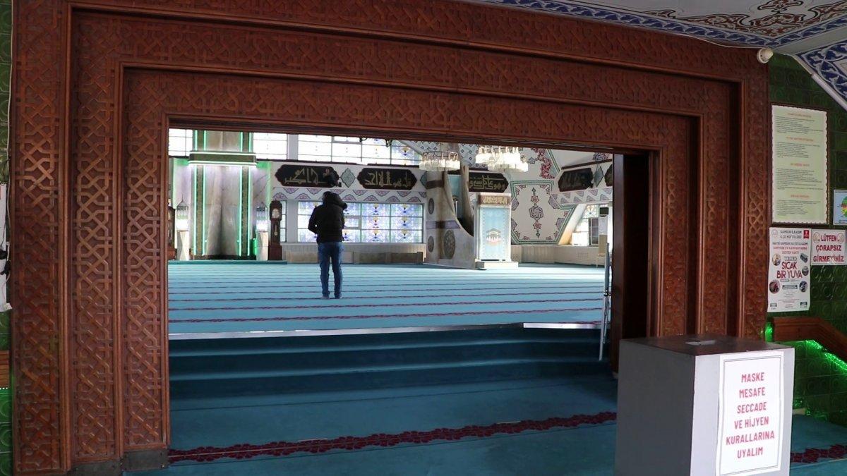 Samsun'da camiden ayakkabı çalan hırsızın o anları