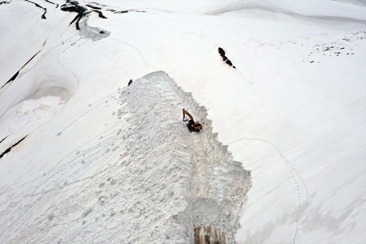 Muş’ta kar kalınlığı 15 metreyi geçti, köy yolu 1 haftada açılabildi