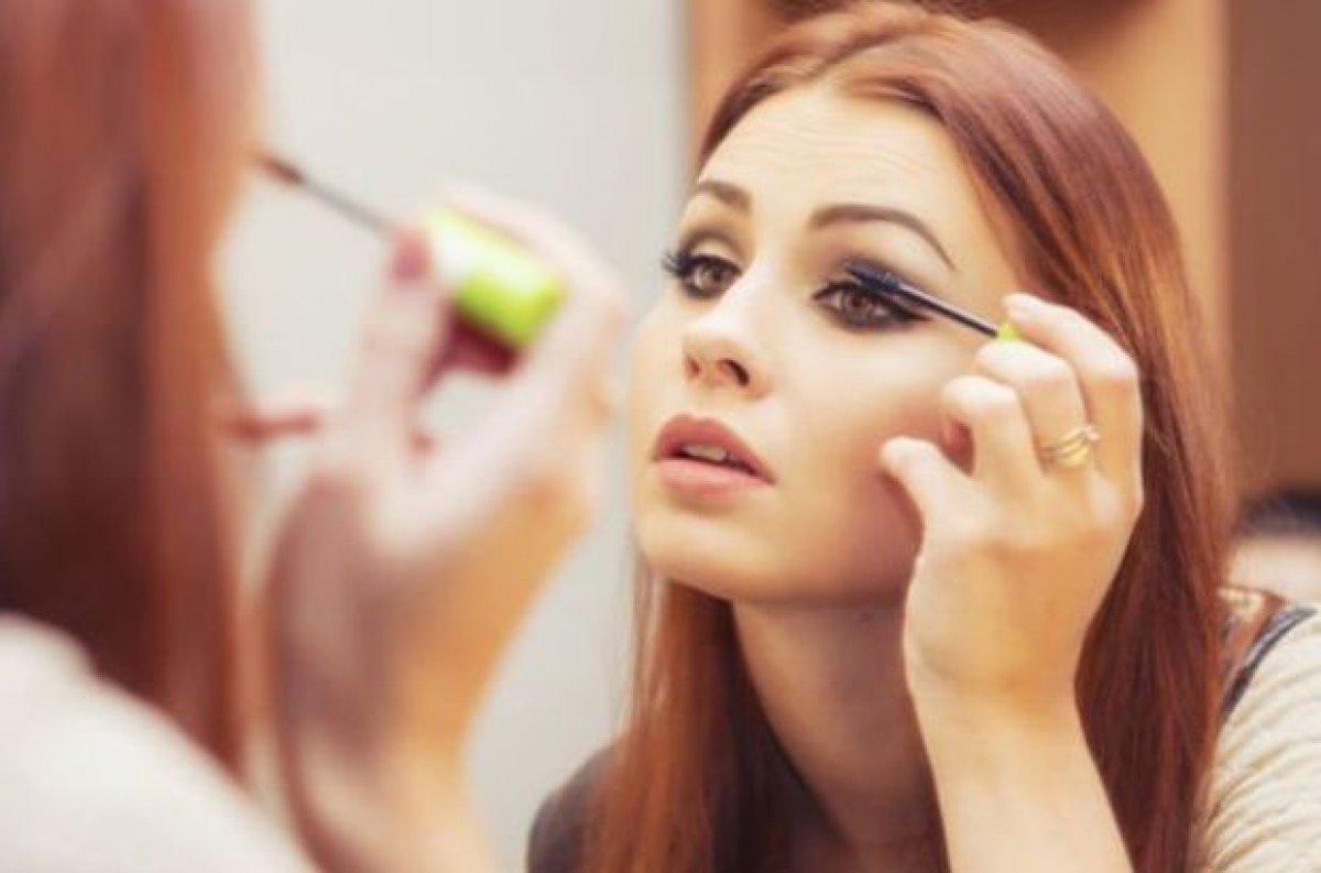Oruçluyken makyaj yapılır mı? Krem, ruj, saç boyası orucu bozar mı? Diyanet'ten makyaj açıklaması..