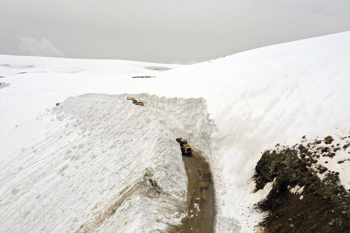 Muş’ta kar kalınlığı 15 metreyi geçti, köy yolu 1 haftada açılabildi