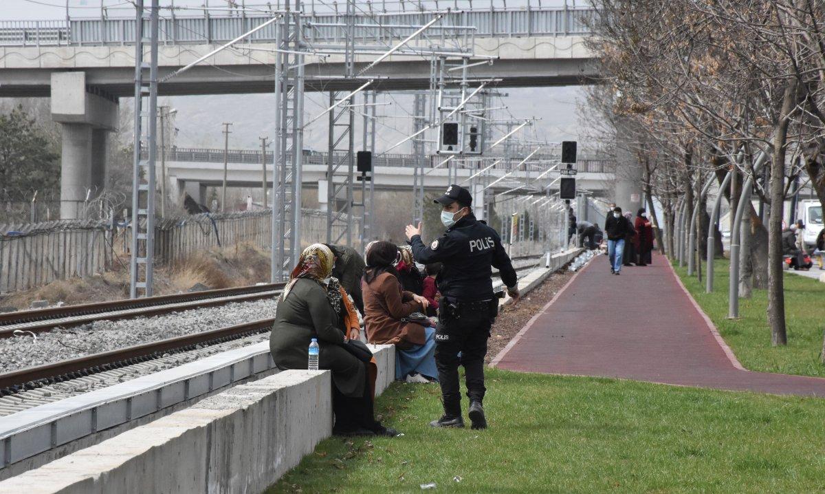 Sivas'ta market açılışında 'indirim' izdihamı