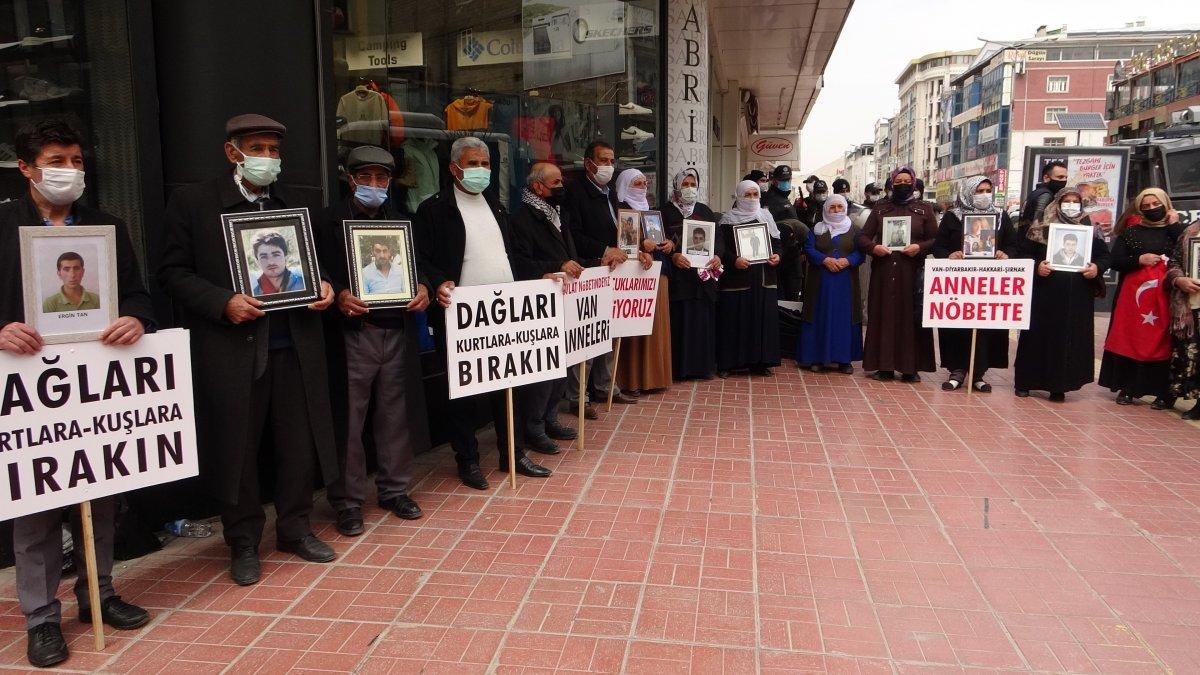 Evlatları dağa kaçırılan Vanlı annelere Diyarbakır annelerinden destek