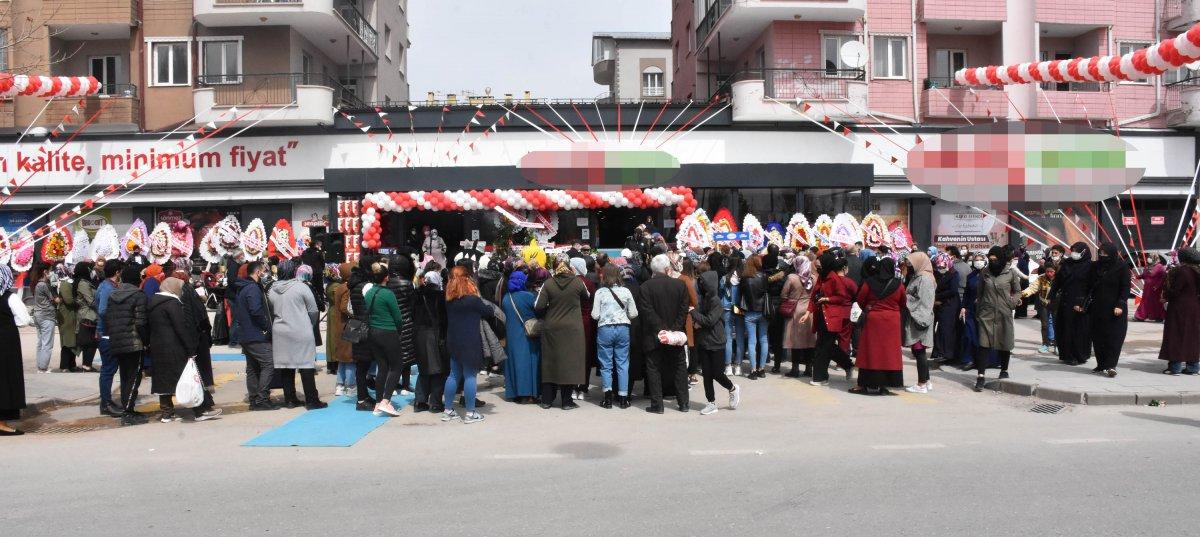 Sivas'ta market açılışında 'indirim' izdihamı