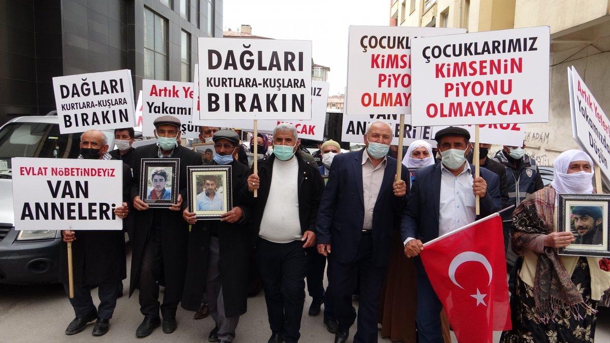 Evlatları dağa kaçırılan Vanlı annelere Diyarbakır annelerinden destek