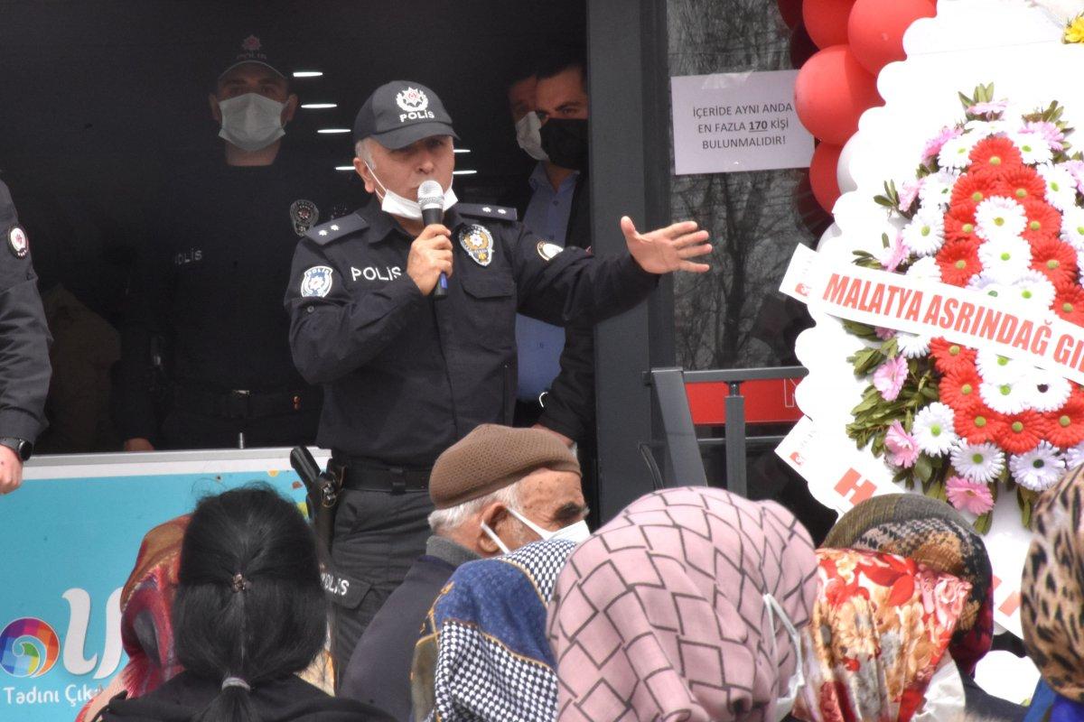 Sivas'ta market açılışında 'indirim' izdihamı