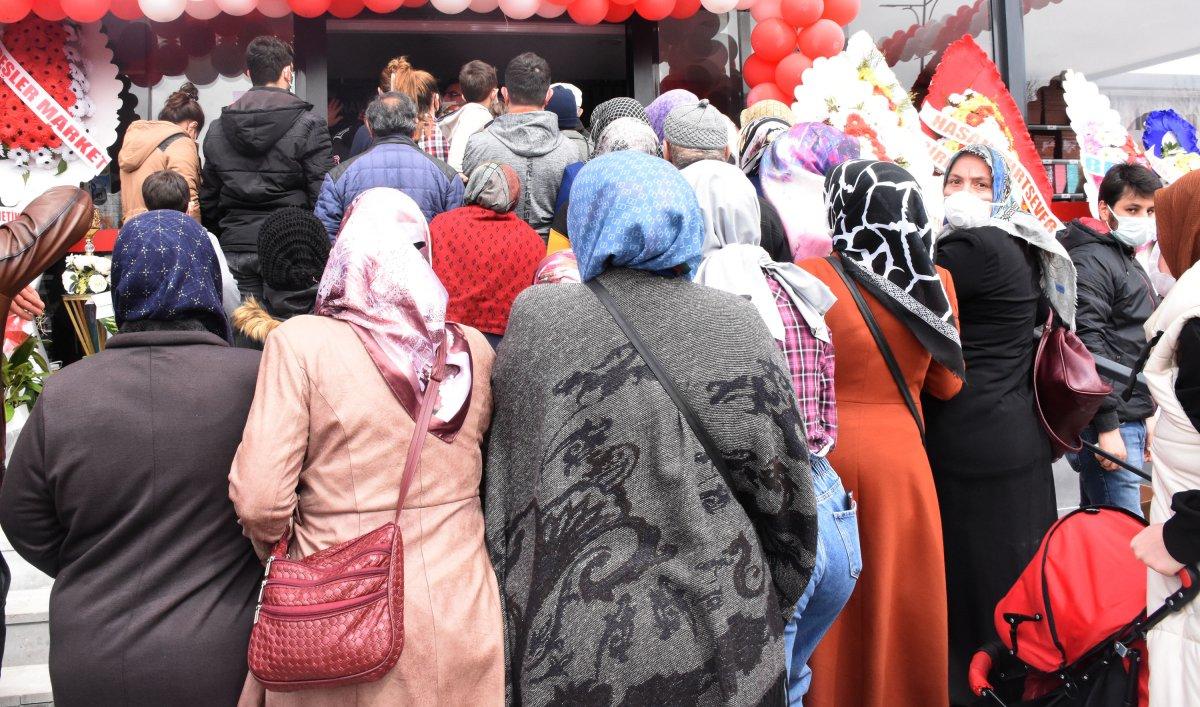 Sivas'ta market açılışında 'indirim' izdihamı