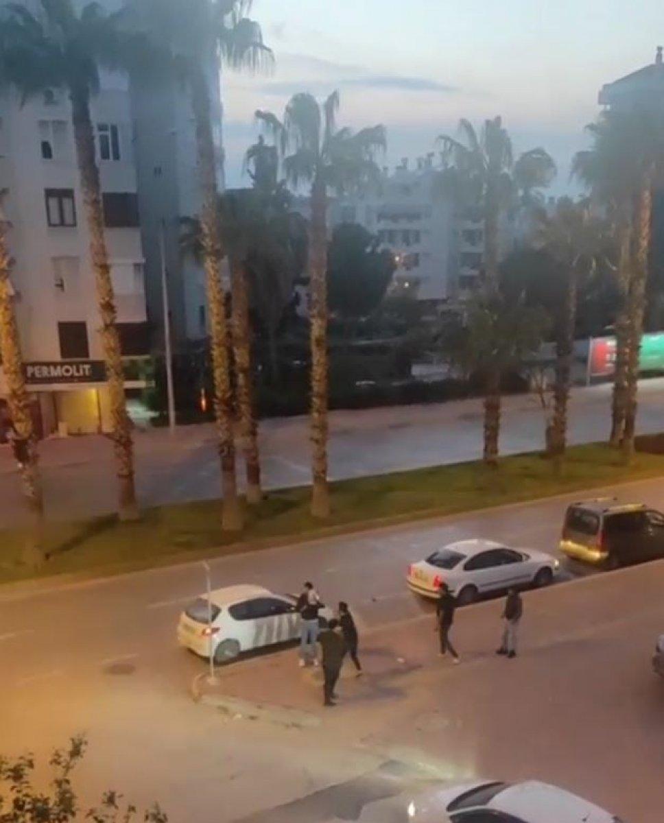 Antalya'da tartıştığı motosikletliyi kaskla dövdü