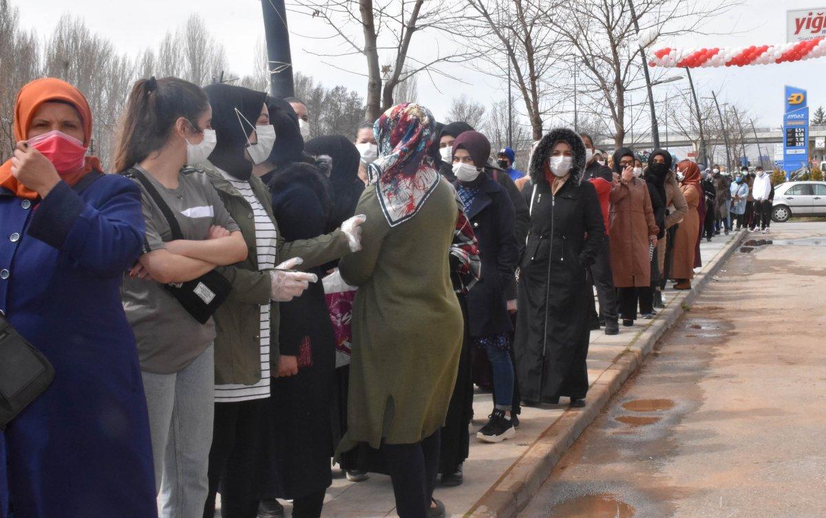 Sivas'ta market açılışında 'indirim' izdihamı