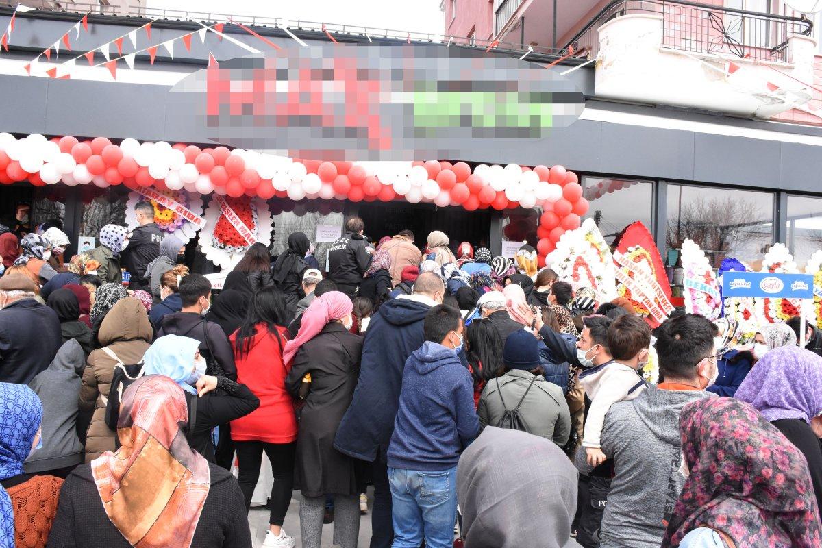 Sivas'ta market açılışında 'indirim' izdihamı