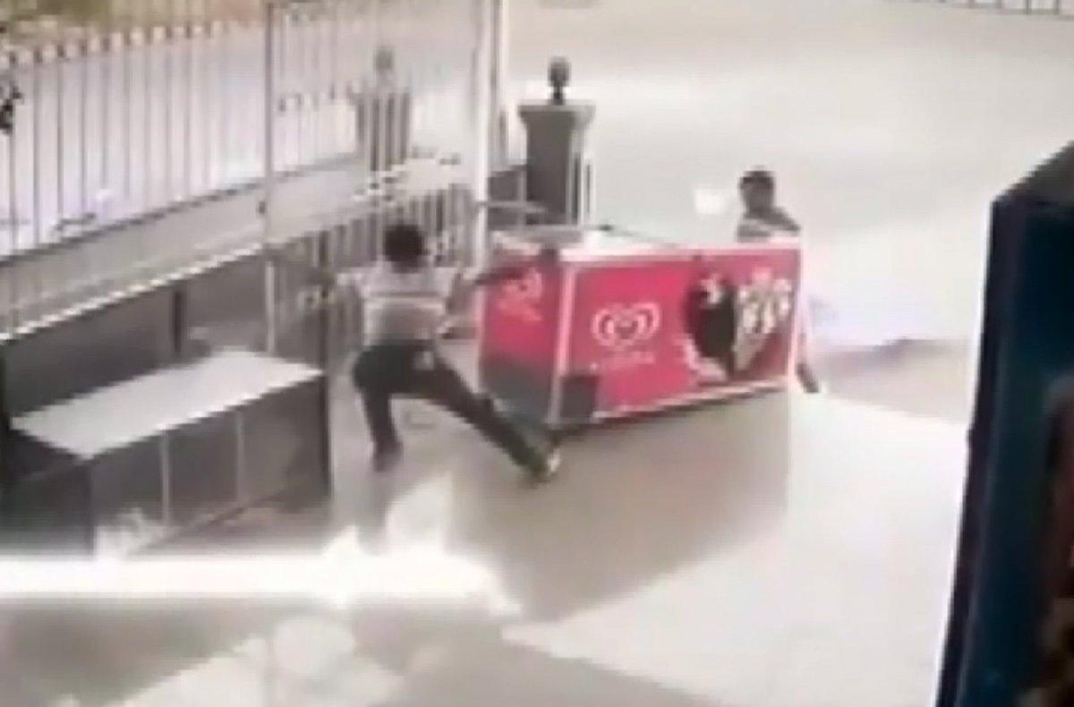 Antalya'da rüzgar dondurma dolabını sürükledi