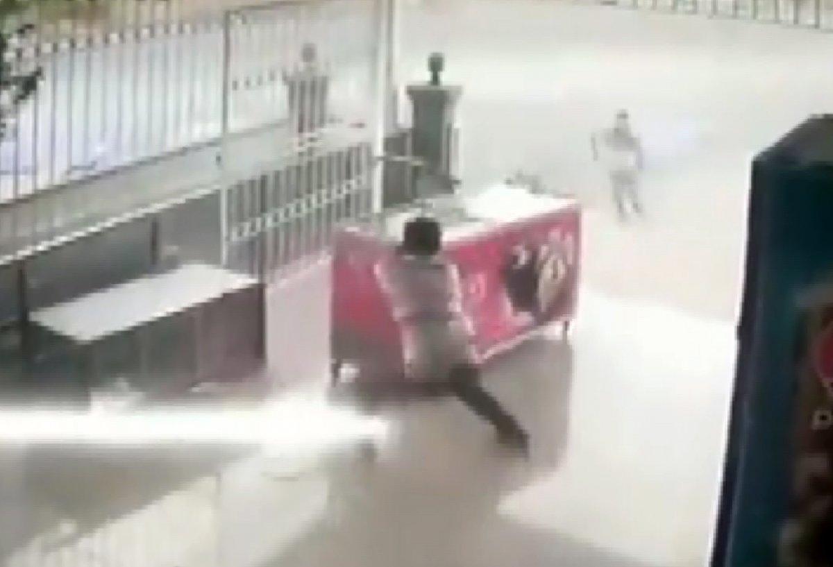 Antalya'da rüzgar dondurma dolabını sürükledi