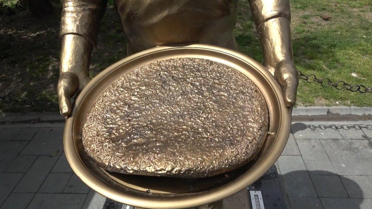 Hatay'da tepsisi çalınan 'Künefeci Heykeli' yeniden yapıldı