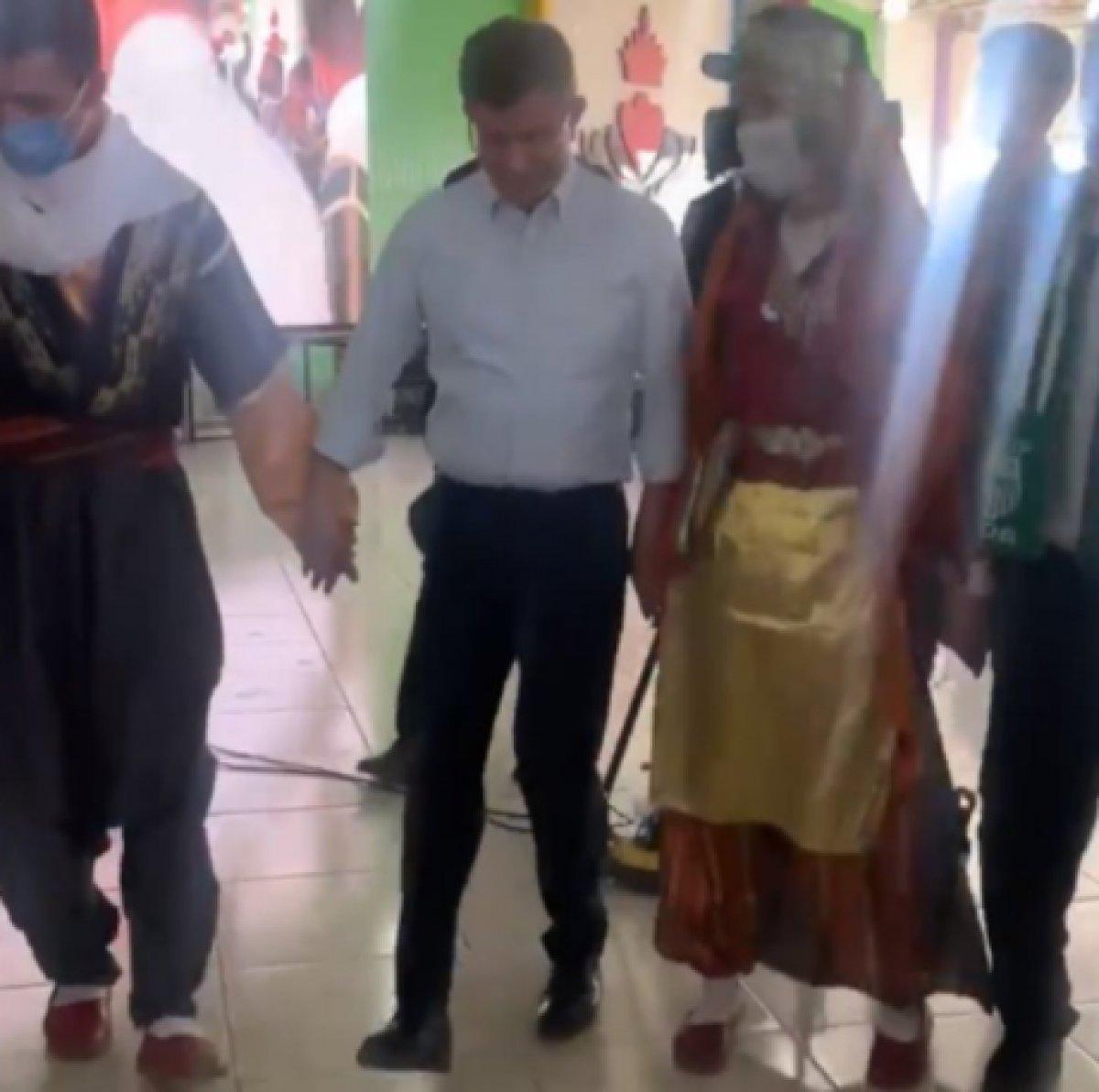 Ahmet Davutoğlu'nun halayla imtihanı