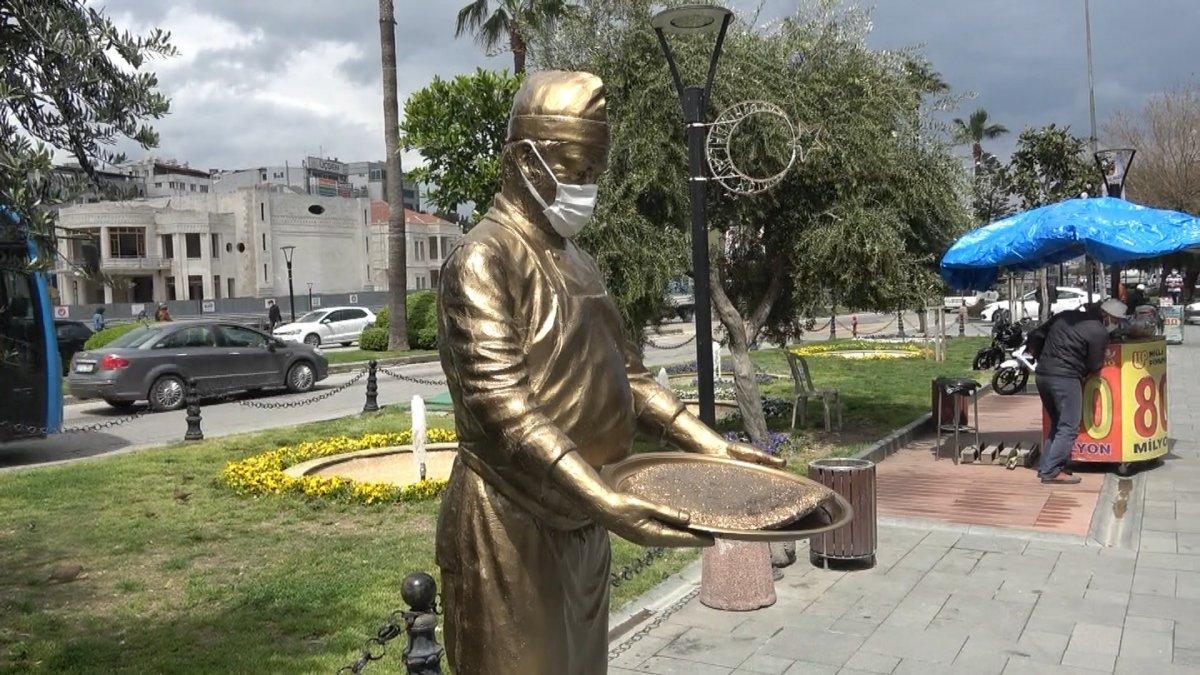 Hatay'da tepsisi çalınan 'Künefeci Heykeli' yeniden yapıldı