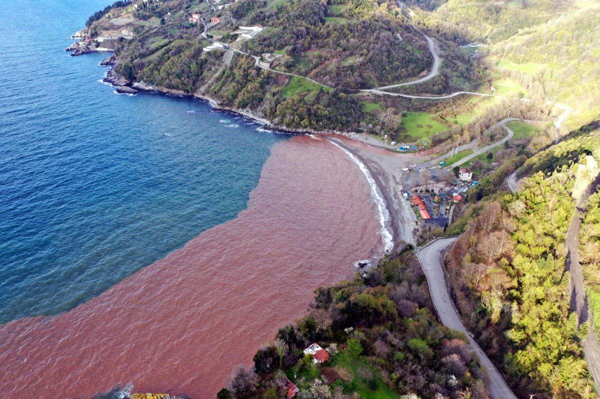 Zonguldak'ta denizin rengi çamura döndü