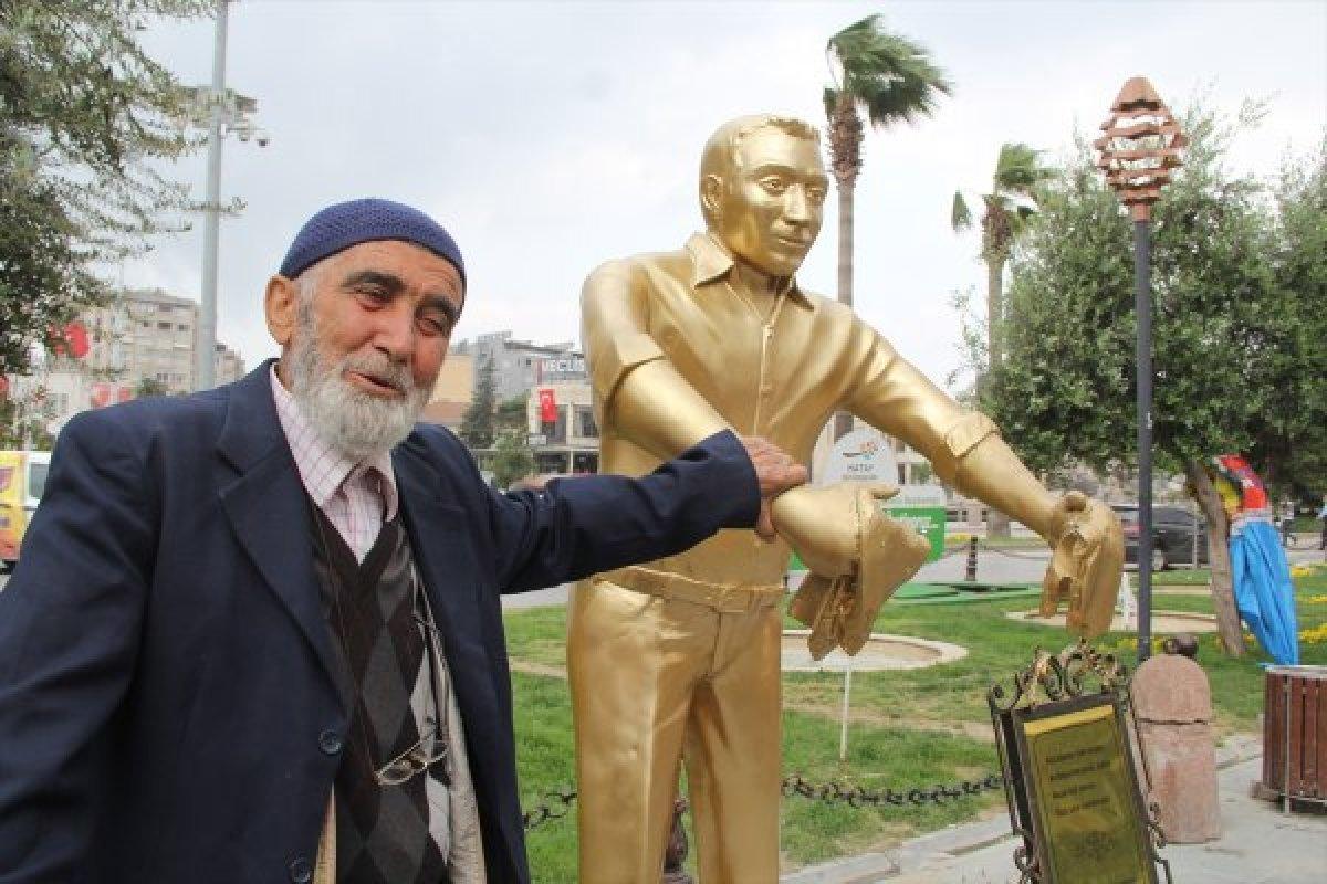 Hatay'da tepsisi çalınan 'Künefeci Heykeli' yeniden yapıldı