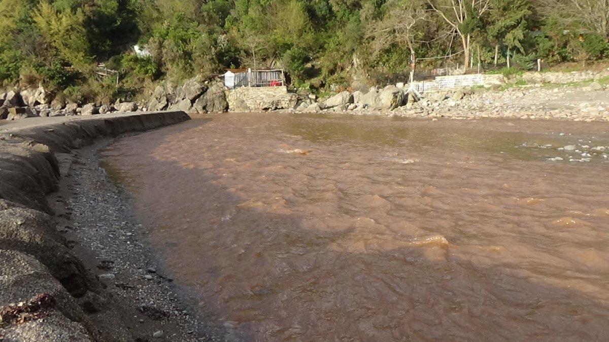 Zonguldak'ta denizin rengi çamura döndü