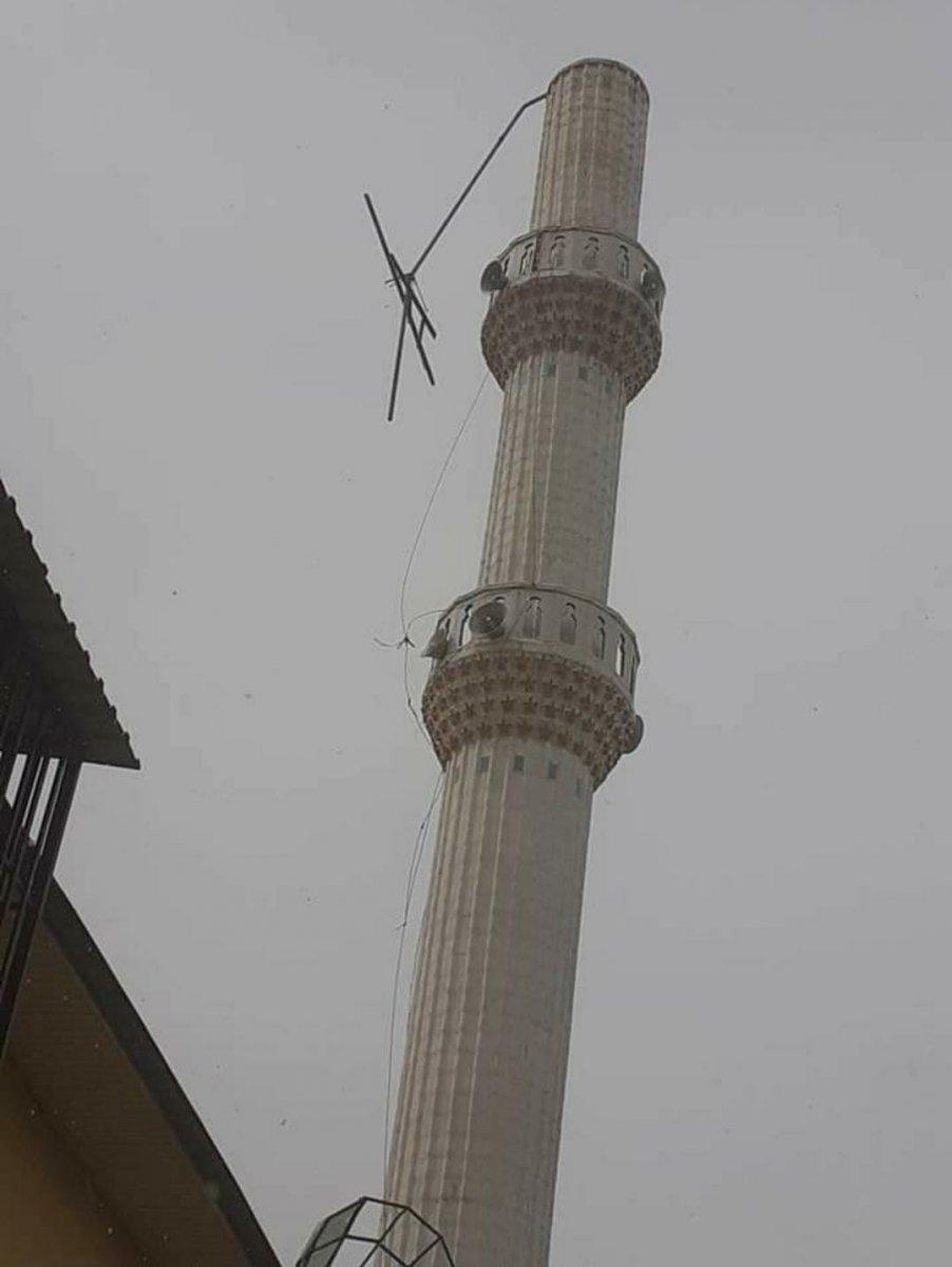 Karaman'da şiddetli fırtına cami minaresinin külahını uçurdu