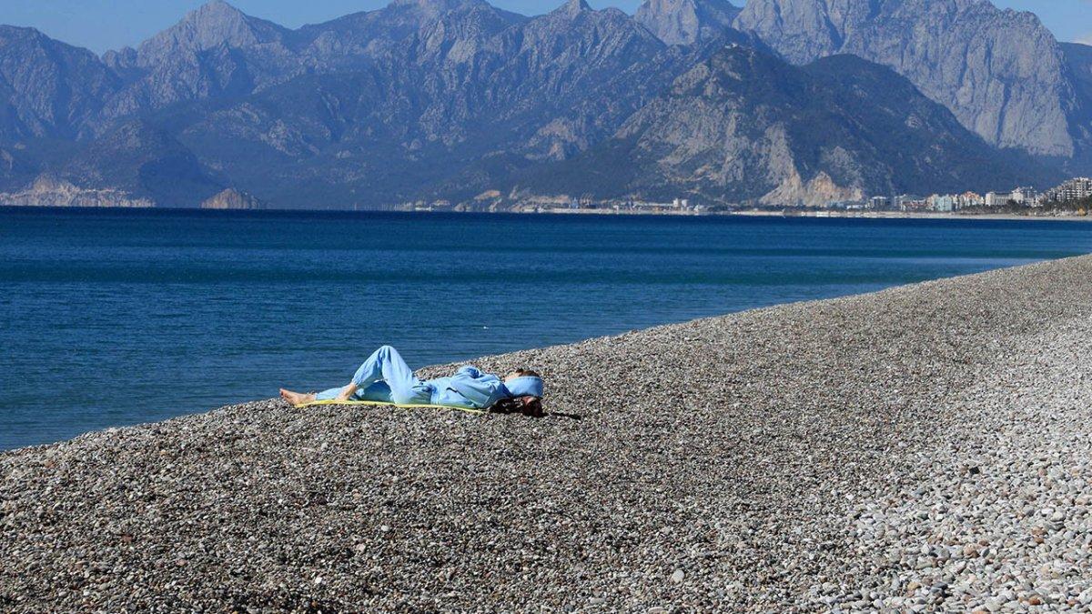 Konyaaltı’nın 11 kilometrelik sahilinde tek başına kaldı