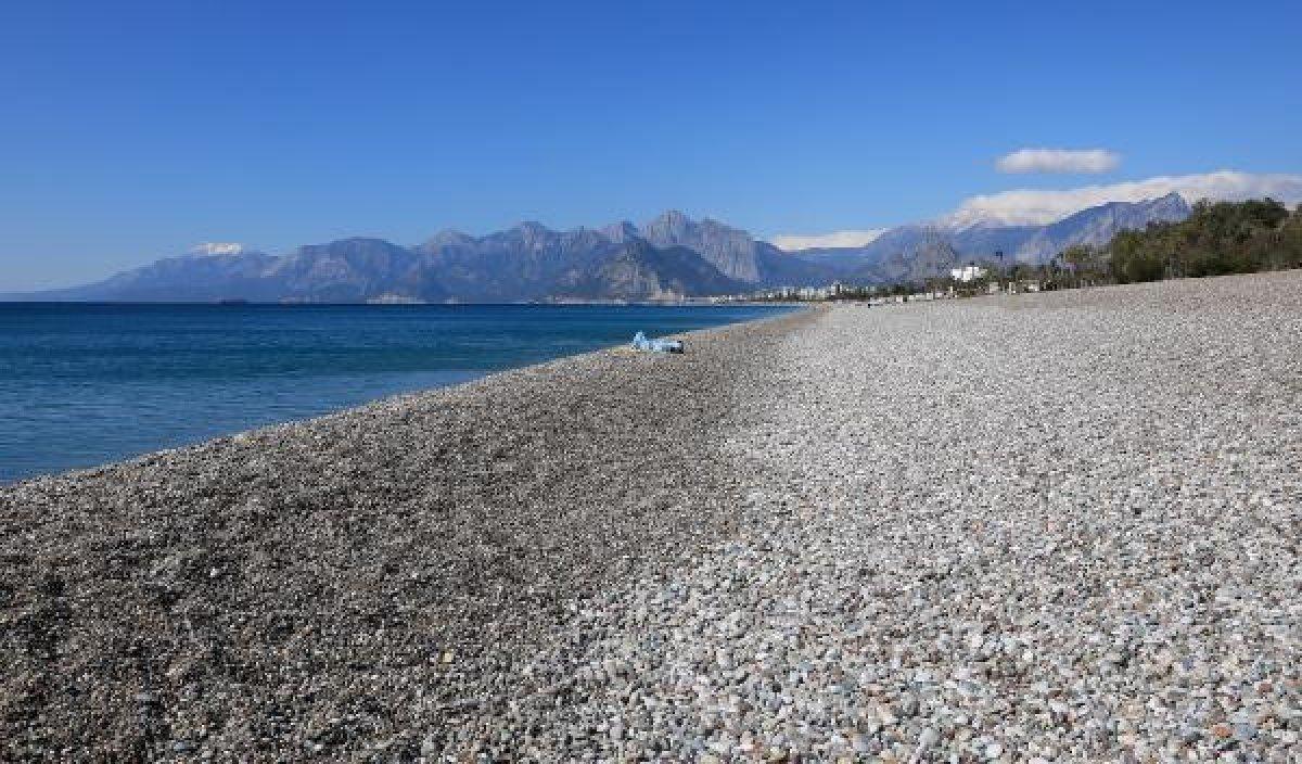Konyaaltı’nın 11 kilometrelik sahilinde tek başına kaldı