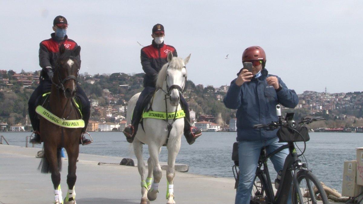 Bebek'te atlı polislerin koronavirüs denetimi
