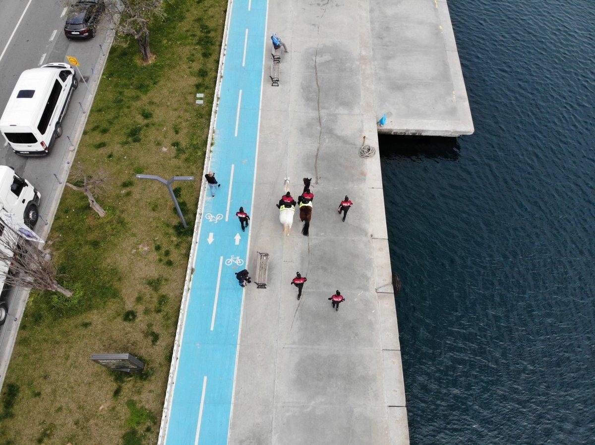 Bebek'te atlı polislerin koronavirüs denetimi