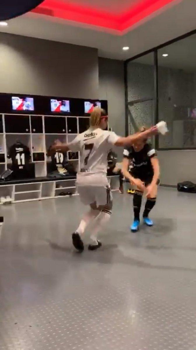 Beşiktaş'ın Kadın Futbol Takımı oyuncusu Karabulut'tan halay videosu