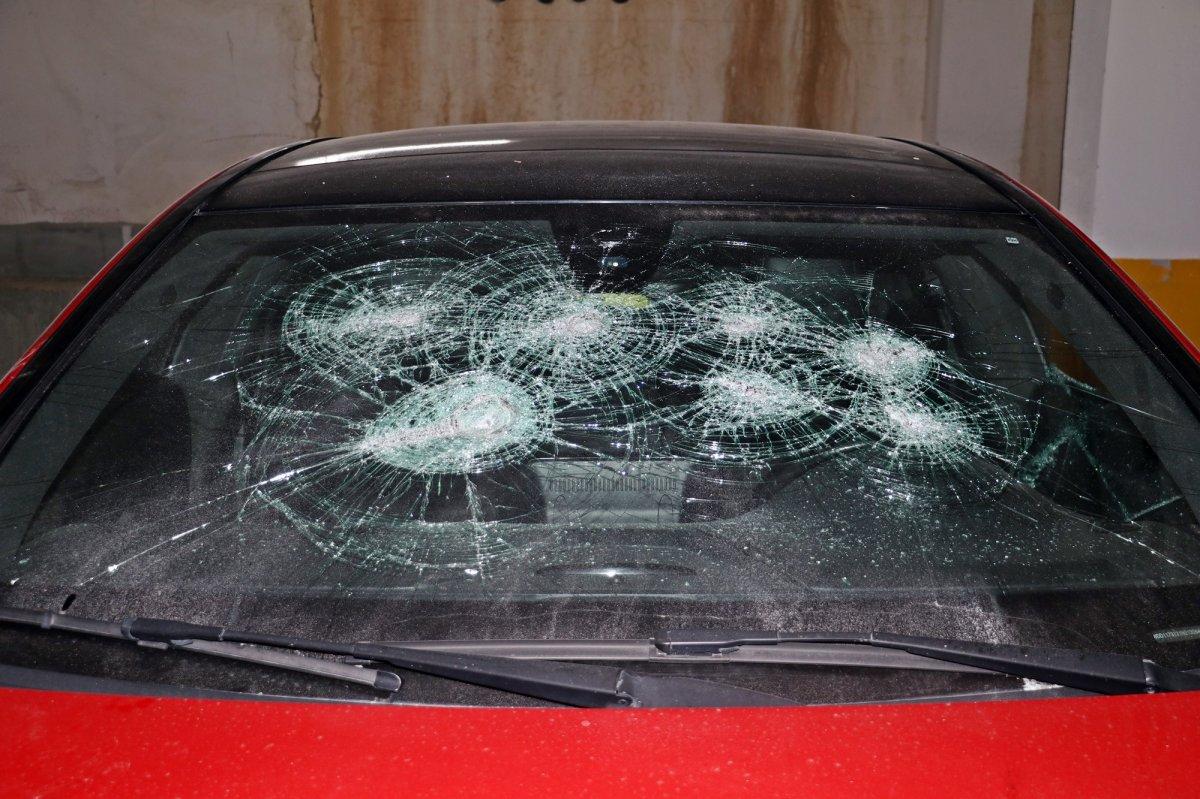 Antalya'da öfkeli genç, sinirini Rus kadının aracından çıkardı