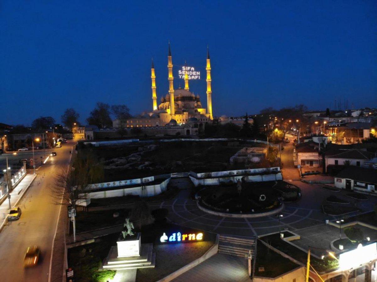 Edirne Selimiye Camisi'nin Ramazan mahyası asıldı