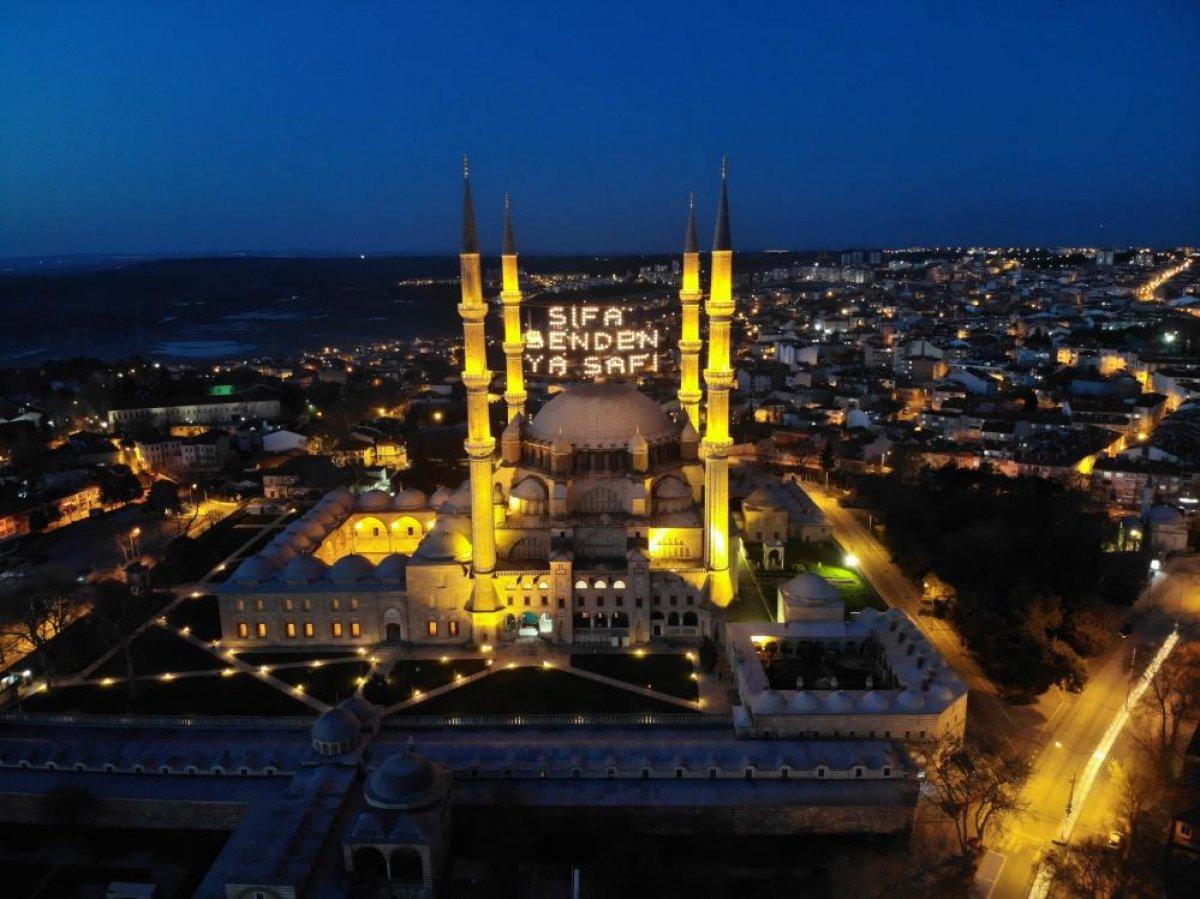 Edirne Selimiye Camisi'nin Ramazan mahyası asıldı