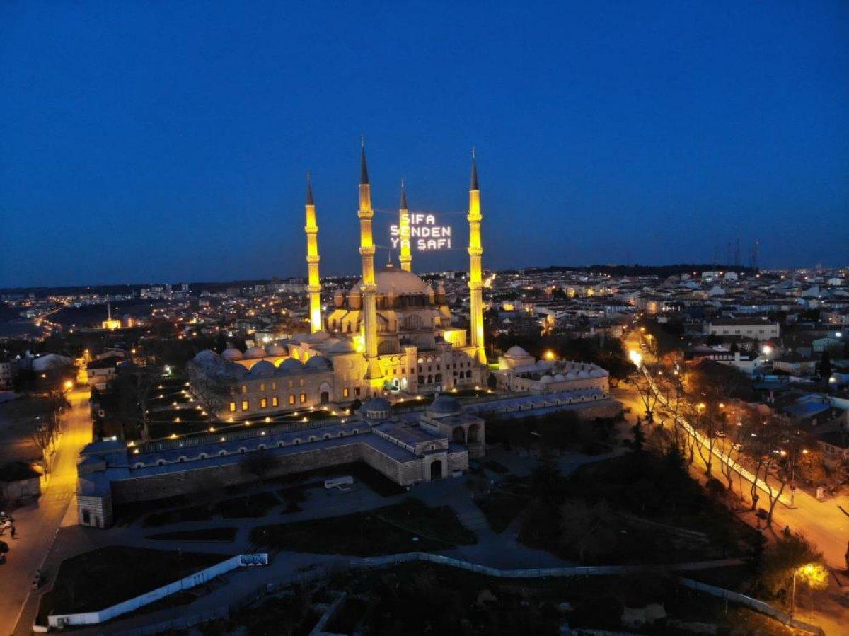 Edirne Selimiye Camisi'nin Ramazan mahyası asıldı