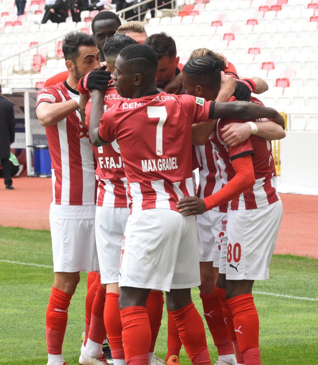 Sivasspor, Konyaspor engelini de aştı