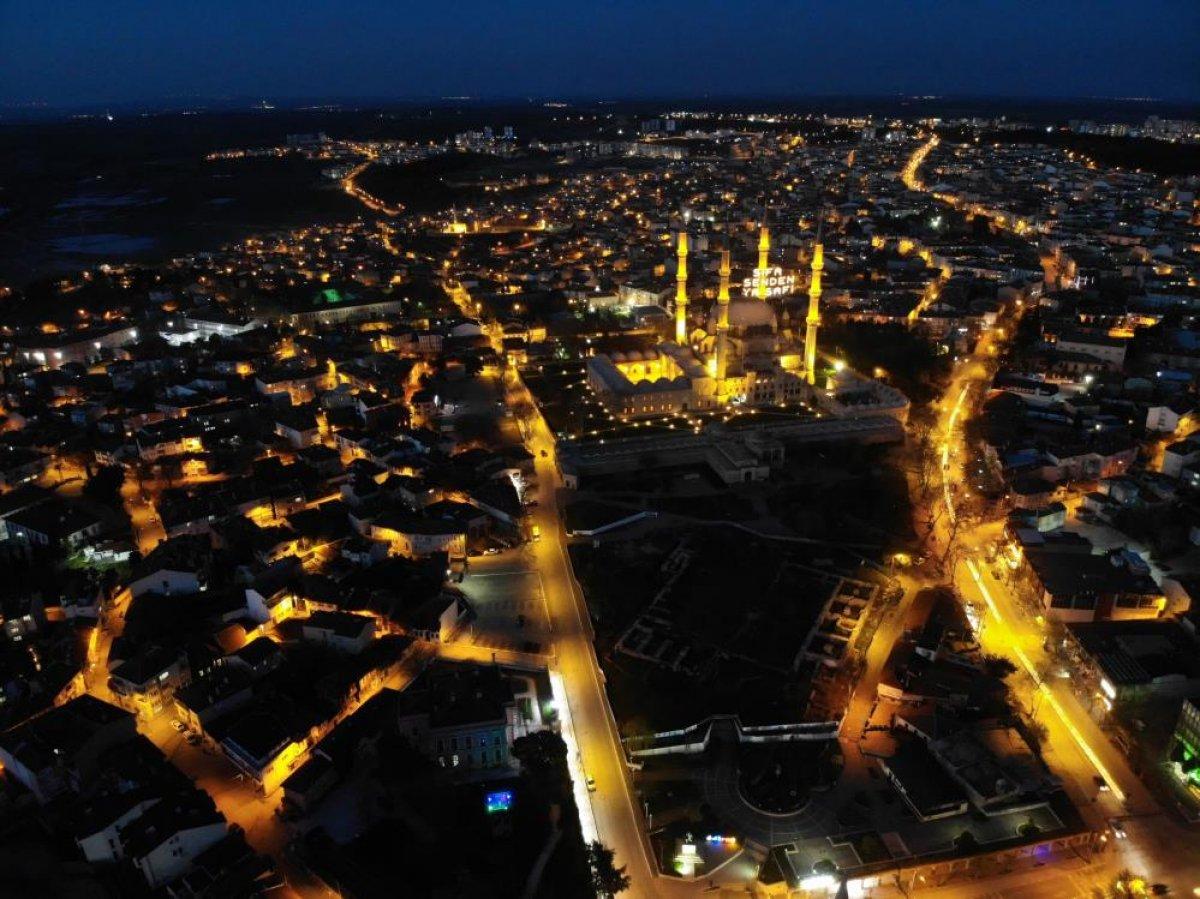 Edirne Selimiye Camisi'nin Ramazan mahyası asıldı