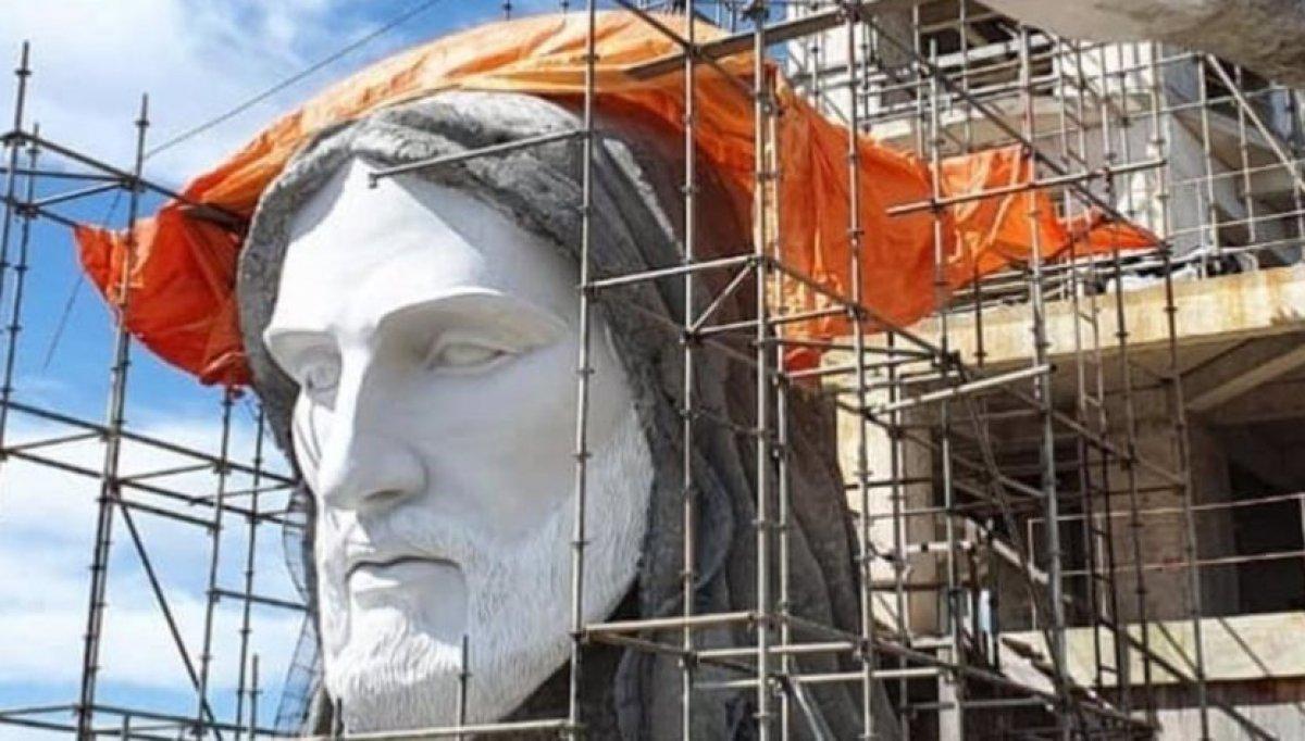 Kurtarıcı İsa heykeli