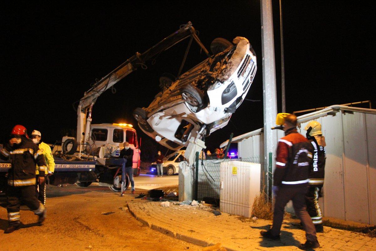 Denizli'de takla atan otomobil duvarda asılı kaldı