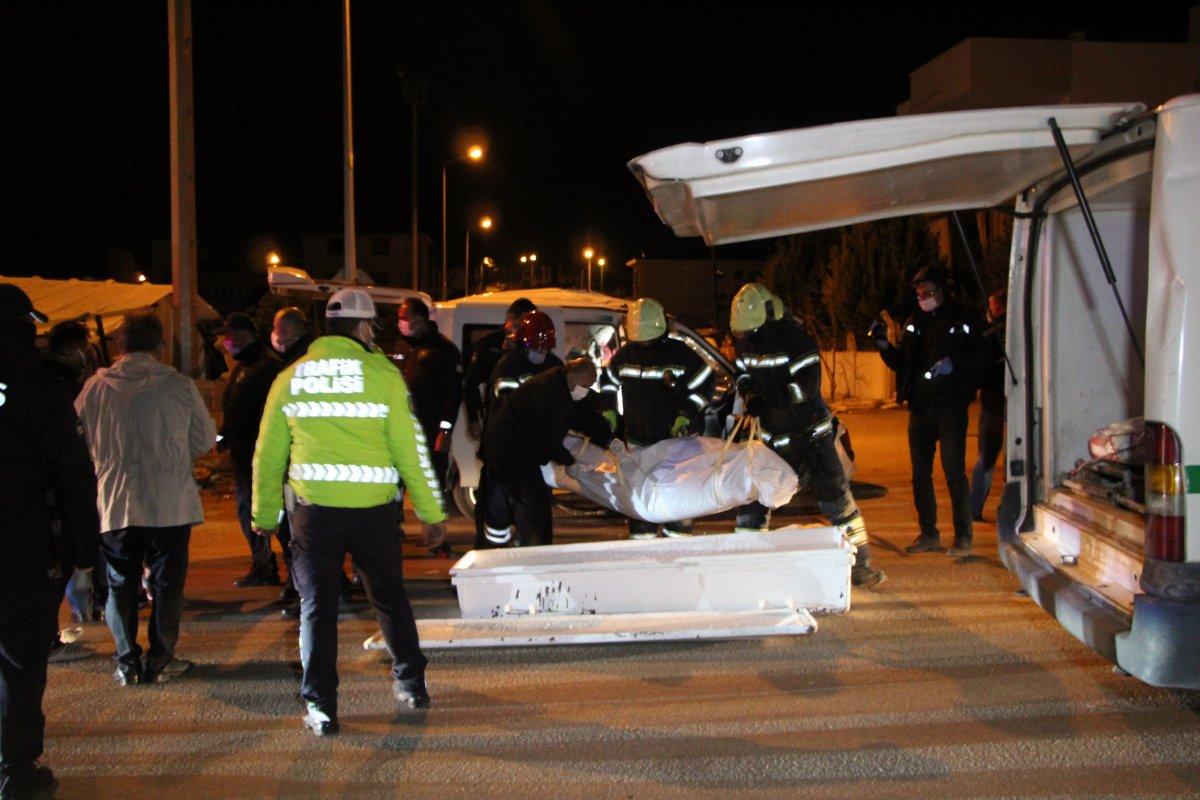 Denizli'de takla atan otomobil duvarda asılı kaldı