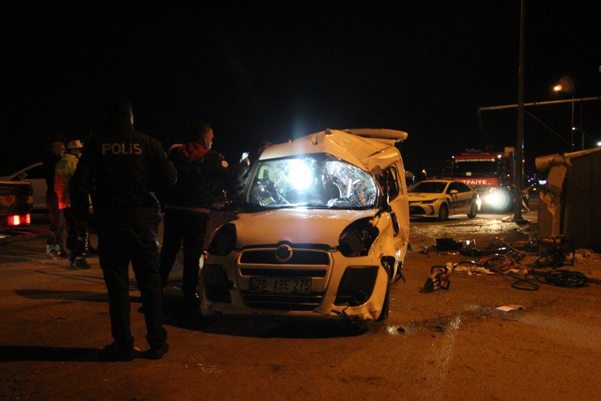 Denizli'de takla atan otomobil duvarda asılı kaldı