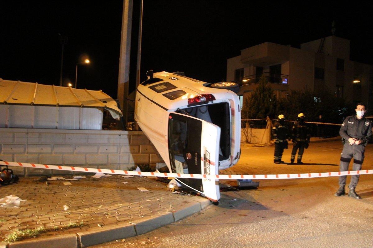 Denizli'de takla atan otomobil duvarda asılı kaldı