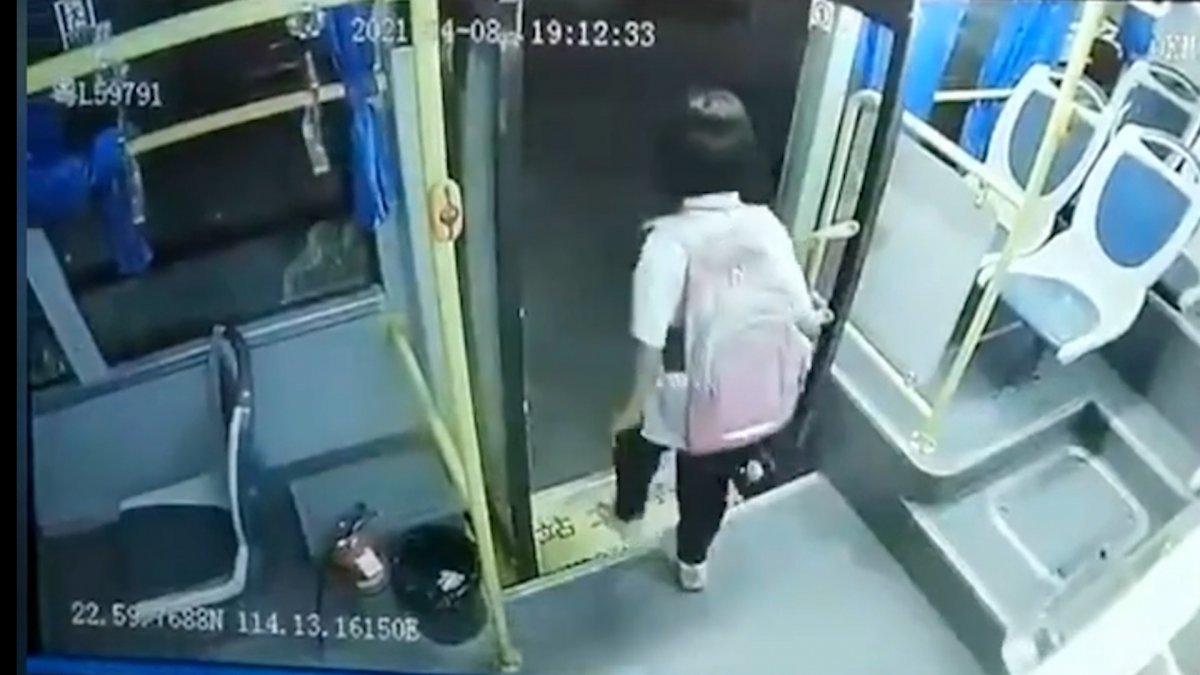 Çin'de ayağı otobüs kapısına sıkışan kız yolda sürüklendi