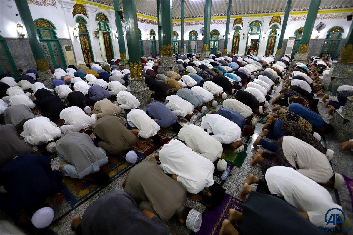 Endonezya'da ilk teravih kılındı