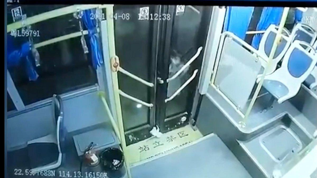 Çin'de ayağı otobüs kapısına sıkışan kız yolda sürüklendi