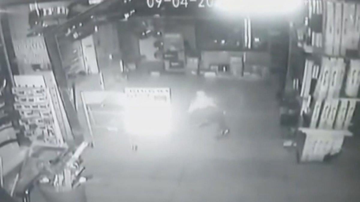 Güngören'de yedek parça dükkanına girip akü çaldılar