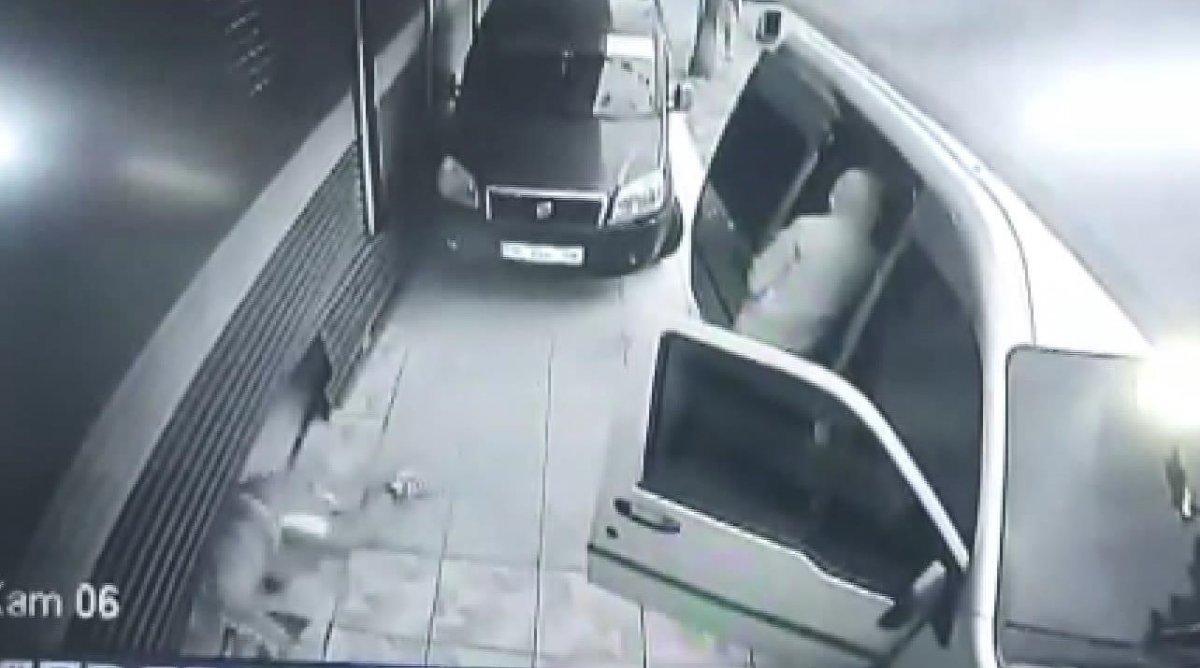 Güngören'de yedek parça dükkanına girip akü çaldılar